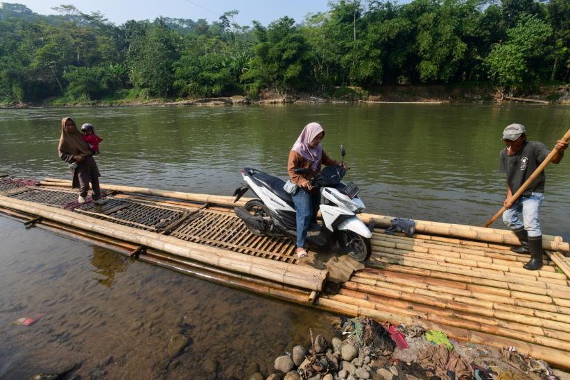 Potret Transportasi Tradisional untuk Menyeberangi Sungai Cisadane - Bagian 4