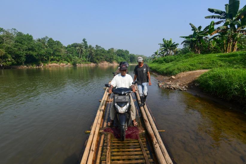 Potret Transportasi Tradisional untuk Menyeberangi Sungai Cisadane - Bagian 3