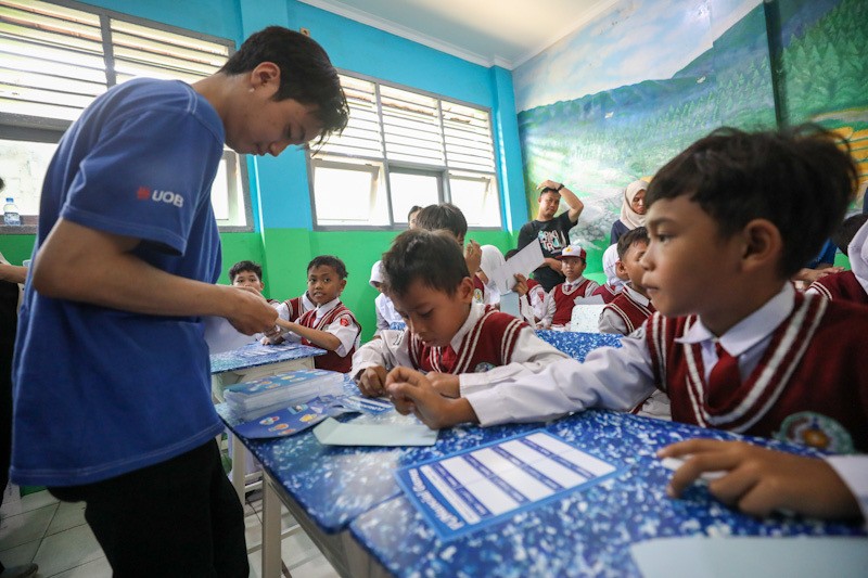 Penyaluran Bantuan Fasilitas Sekolah dan Edukasi Keuangan - Bagian 1