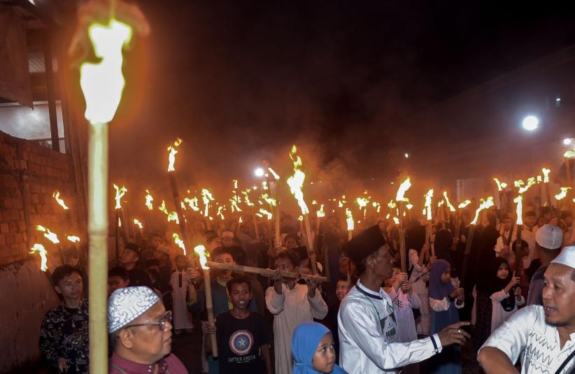 Ratusan Warga Palembang Pawai Obor Sambut Tahun Baru Islam 1448 H - Bagian 2