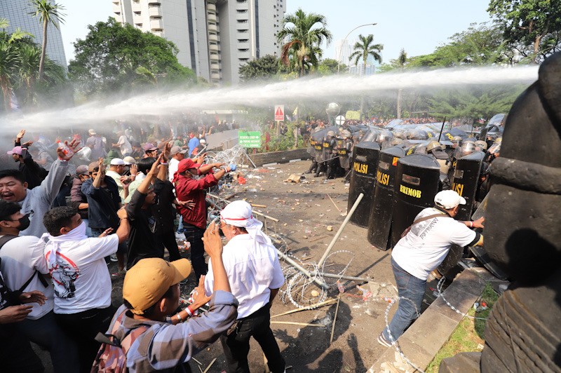 Bentrok saat Eksekusi Hotel Sultan, Polisi Tembakkan Water Cannon - Bagian 1