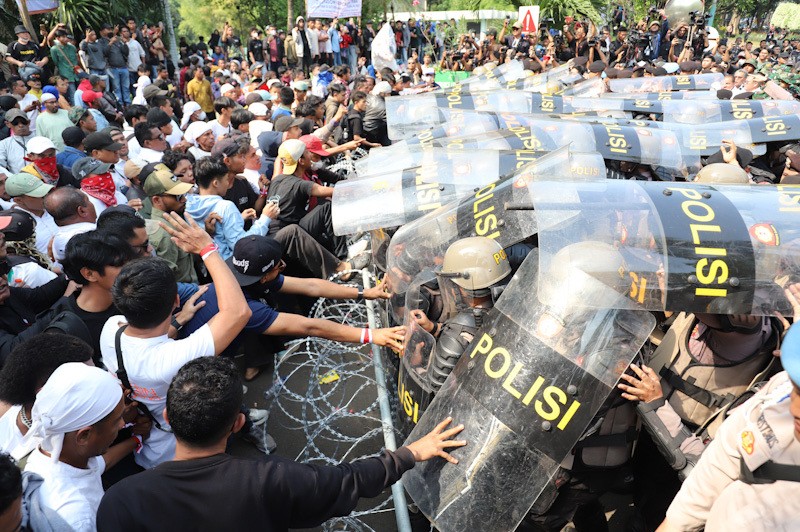 Bentrok saat Eksekusi Hotel Sultan, Polisi Tembakkan Water Cannon - Bagian 4