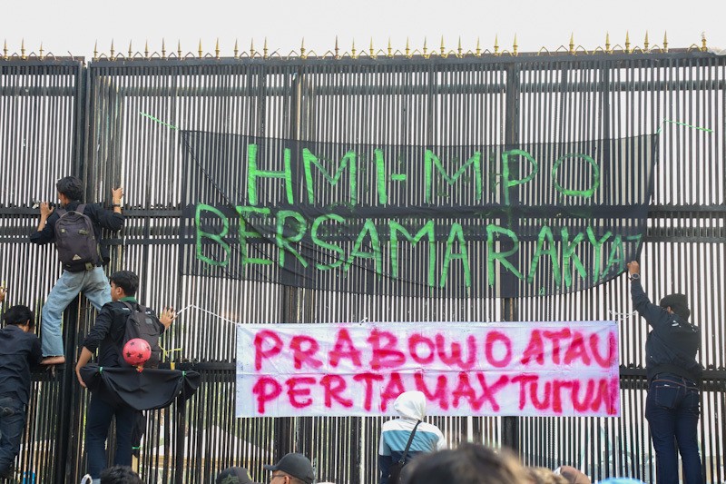 Unjuk Rasa di DPR, Massa HMI Bawa Boneka Jelangkung - Bagian 4