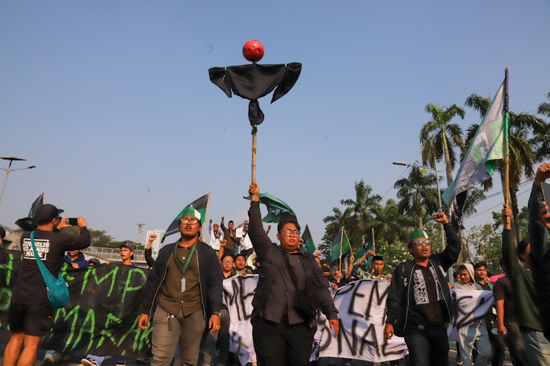 Unjuk Rasa di DPR, Massa HMI Bawa Boneka Jelangkung - Bagian 1