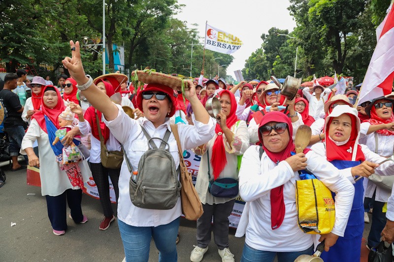 Ribuan Emak-Emak Unjuk Rasa Dukung MBG Dilanjutkan - Bagian 3