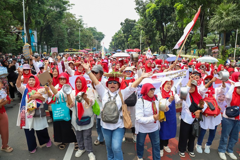 Ribuan Emak-Emak Unjuk Rasa Dukung MBG Dilanjutkan - Bagian 1