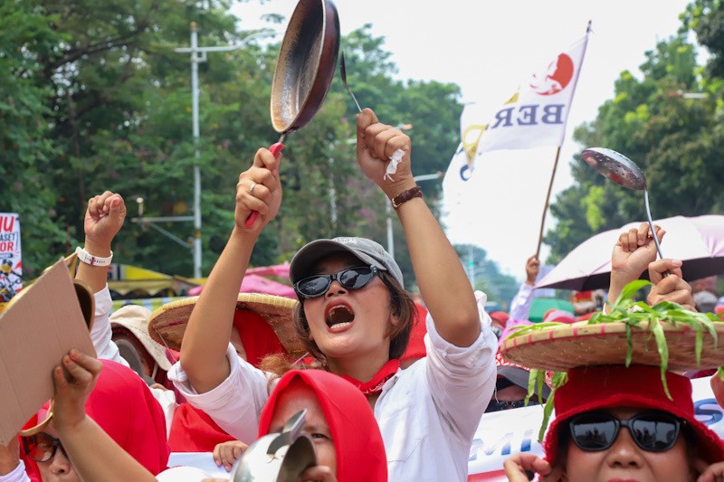 Ribuan Emak-Emak Unjuk Rasa Dukung MBG Dilanjutkan - Bagian 7