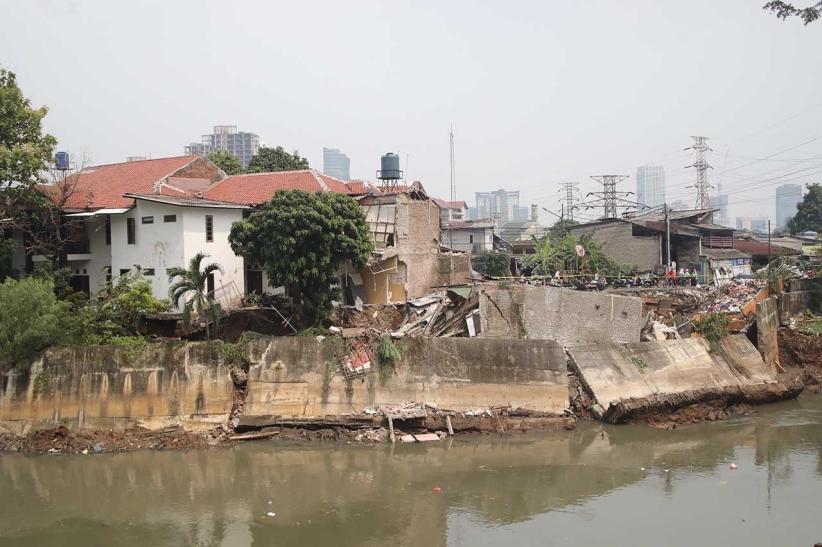 Longsor di Bendungan Hilir Rusak Rumah Warga    - Bagian 3