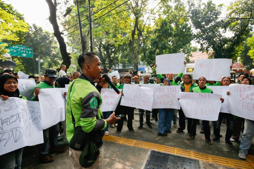 Puluhan Pengemudi Ojol Unjuk Rasa Minta Nadiem Makarim Dibebaskan    - Bagian 2