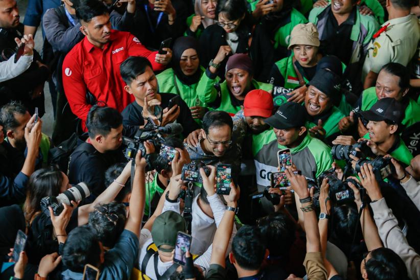 Nadiem Makarim Tiba di PN Jakpus, Langsung Disambut Pelukan Pengemudi Gojek - Bagian 3