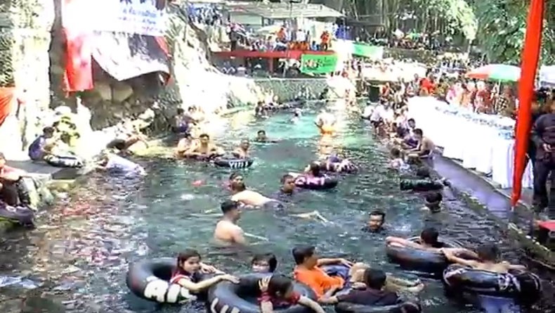 Sehari Jelang Ramadan, Warga Klaten Padusan di Umbul Sungai Omek