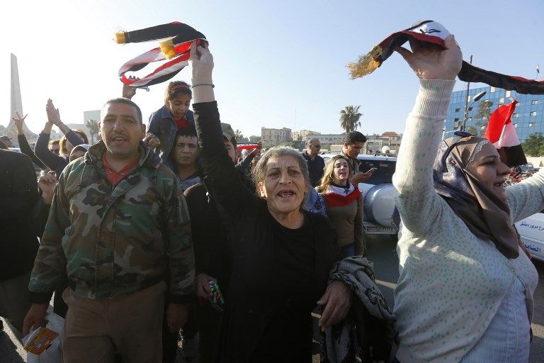 Negaranya Dibombardir AS dan Sekutu, Ribuan Warga Suriah Turun ke Jalan - Bagian 3