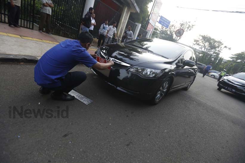 Agar Bisa Masuk Tol Cibubur 2, Pengendara Mobil Ini Ganti Plat Nomor  - Bagian 2