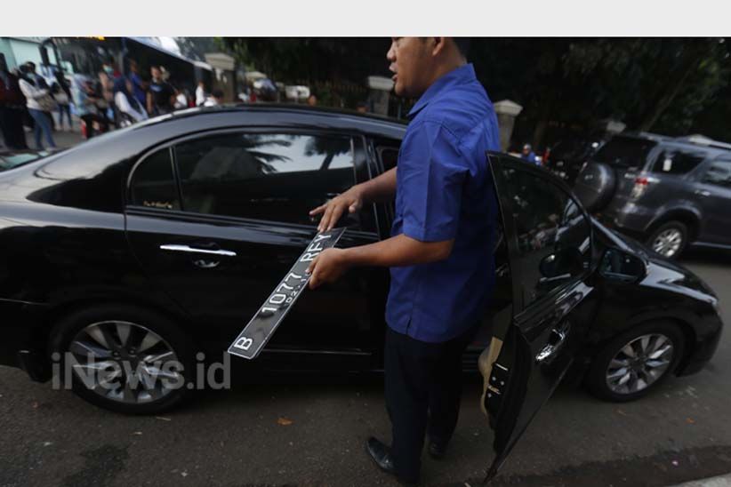 Agar Bisa Masuk Tol Cibubur 2, Pengendara Mobil Ini Ganti Plat Nomor  - Bagian 4