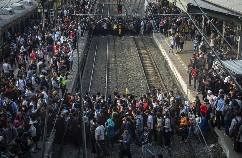 Berbahaya, Penumpang Menumpuk di Stasiun Duri Semakin Banyak - Bagian 1