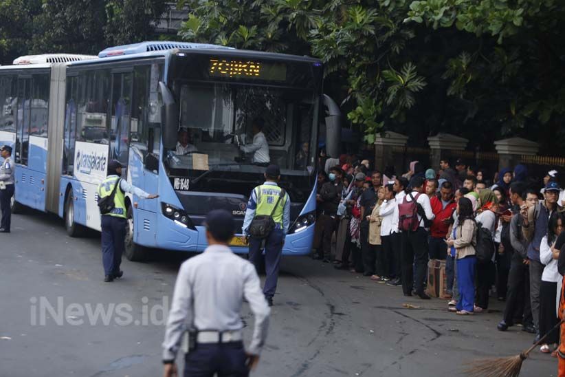 Ganjil Genap di Pintu Tol Cibubur 2, Penumpang TransJakarta Membludak - Bagian 2