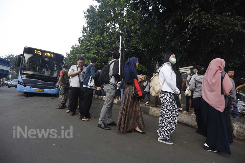 Ganjil Genap di Pintu Tol Cibubur 2, Penumpang TransJakarta Membludak - Bagian 4