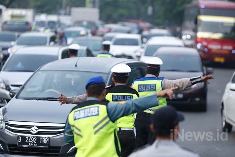 Ganjil Genap di Pintu Tol Cibubur 2, Penumpang TransJakarta Membludak - Bagian 6