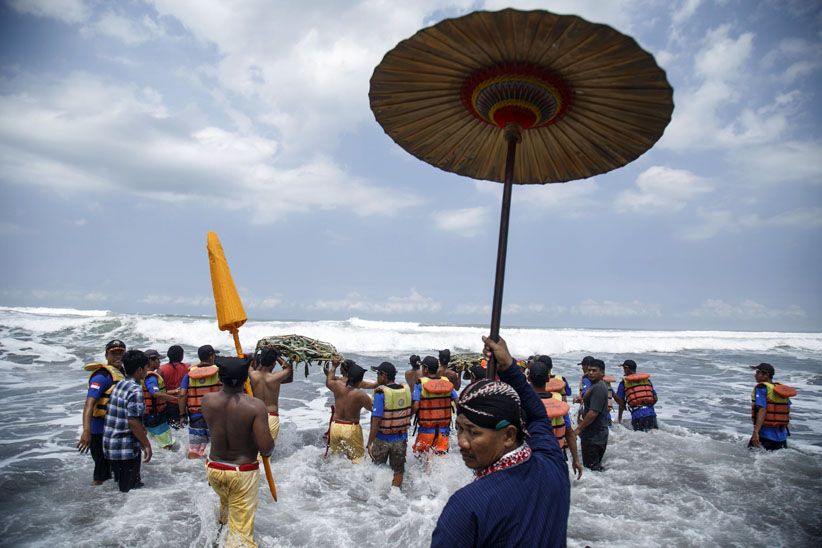 Abdi Dalem Keraton Yogyakarta Ikut Prosesi Labuhan di Pantai Parangkusumo - Bagian 1