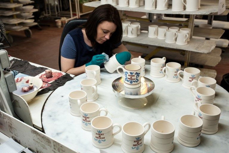 Suvenir Pernikahan Pangeran Harry dan Meghan Dibuat Massal, Ini Bentuknya - Bagian 4