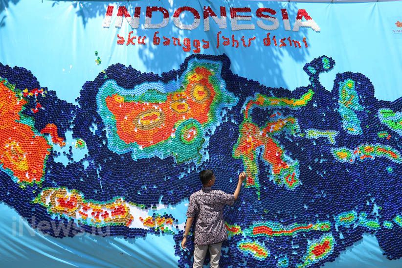 Mahasiswa Universitas Surabaya Buat Peta Indonesia dari Tutup Botol  - Bagian 2