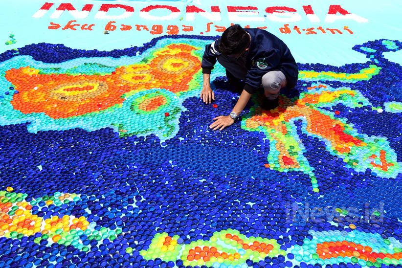 Mahasiswa Universitas Surabaya Buat Peta Indonesia dari Tutup Botol  - Bagian 5