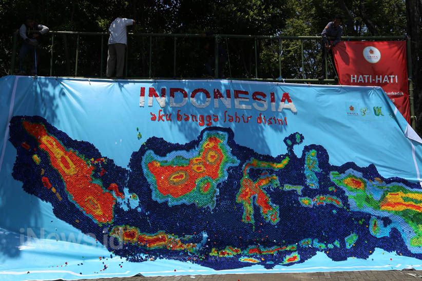 Mahasiswa Universitas Surabaya Buat Peta Indonesia dari Tutup Botol  - Bagian 4