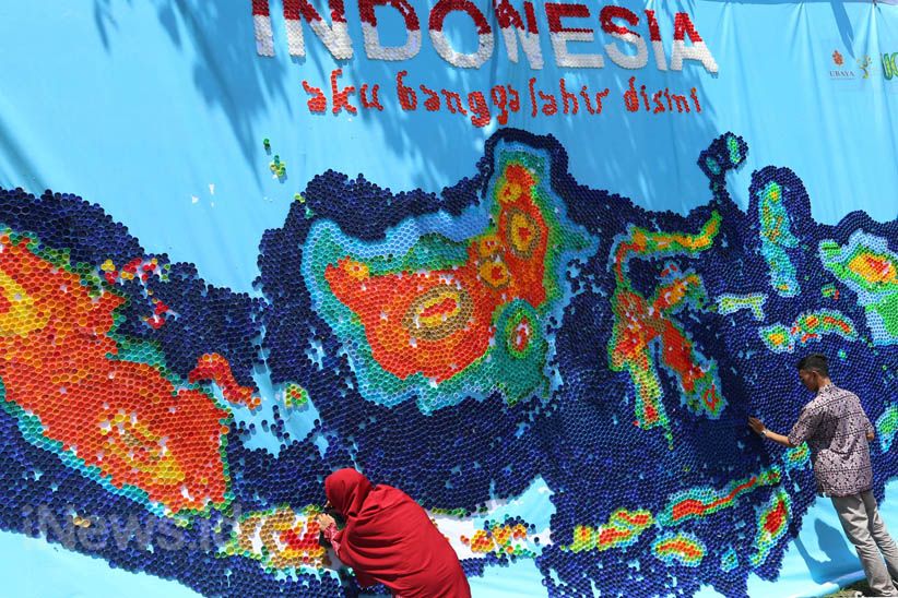 Mahasiswa Universitas Surabaya Buat Peta Indonesia dari Tutup Botol  - Bagian 3