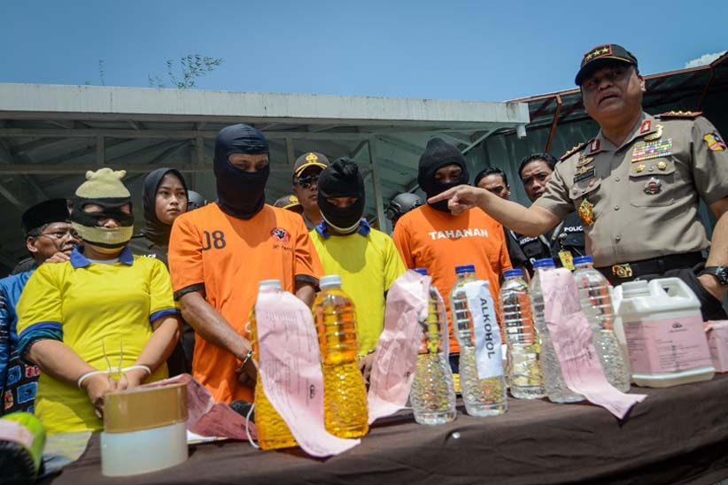 Rumahnya Dijadikan Tempat Pamer Miras Oplosan, Tersangka Pingsan - Bagian 2