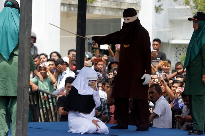 Hukuman Cambuk di Halaman Masjid Aceh Ditonton Ratusan Orang - Bagian 2