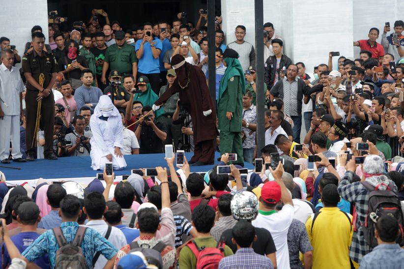 Hukuman Cambuk di Halaman Masjid Aceh Ditonton Ratusan Orang - Bagian 1