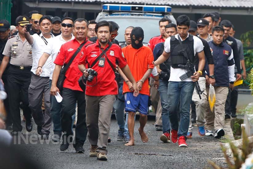 Polisi Jaga Ketat Rekonstruksi Pembunuhan Purnawirawan TNI AL di Pondok Labu - Bagian 3
