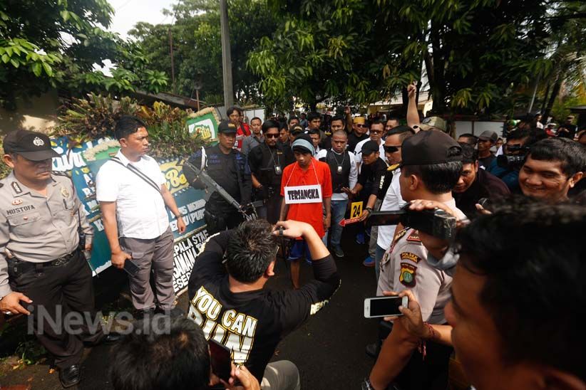Polisi Jaga Ketat Rekonstruksi Pembunuhan Purnawirawan TNI AL di Pondok Labu - Bagian 4