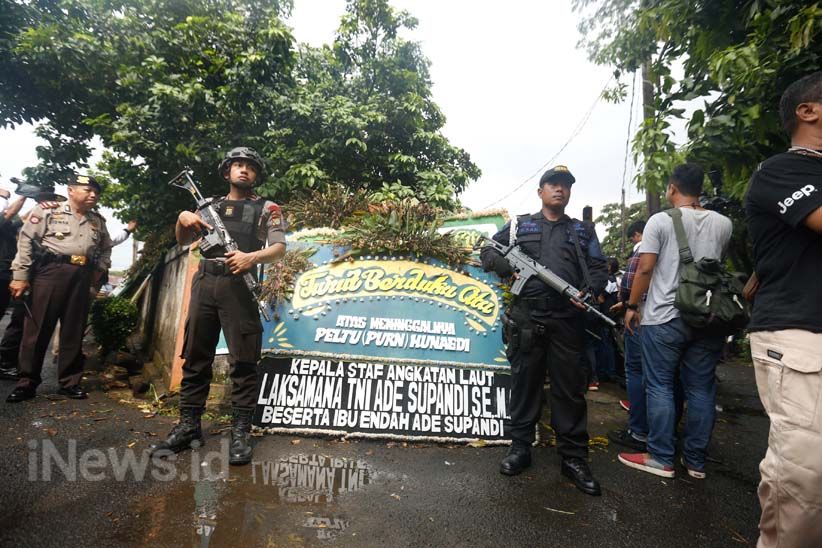 Polisi Jaga Ketat Rekonstruksi Pembunuhan Purnawirawan TNI AL di Pondok Labu - Bagian 7