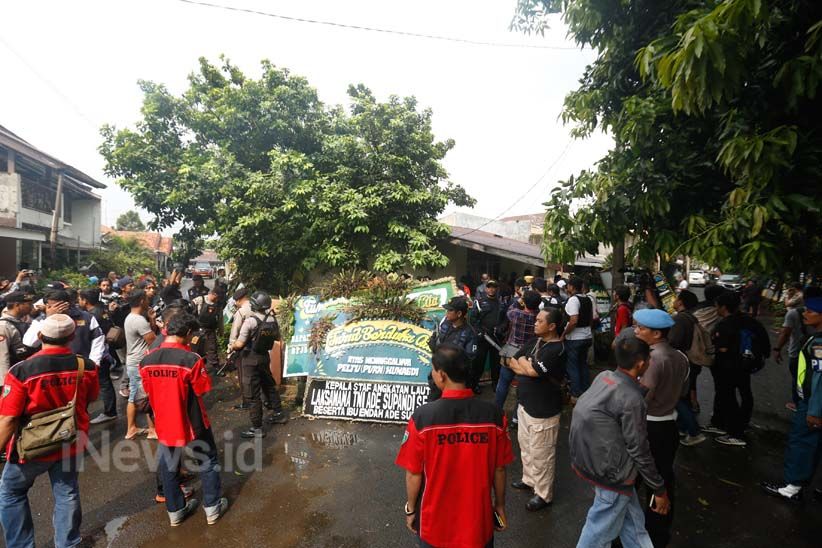 Polisi Jaga Ketat Rekonstruksi Pembunuhan Purnawirawan TNI AL di Pondok Labu - Bagian 6