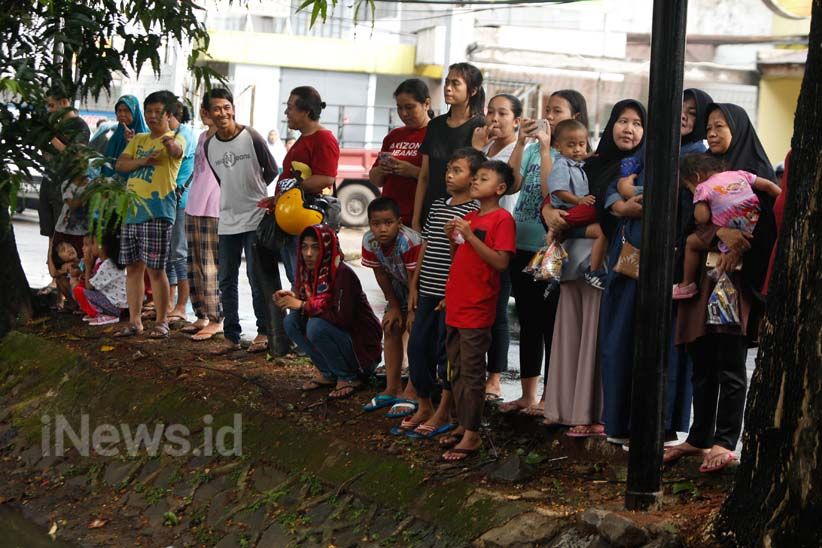 Polisi Jaga Ketat Rekonstruksi Pembunuhan Purnawirawan TNI AL di Pondok Labu - Bagian 8