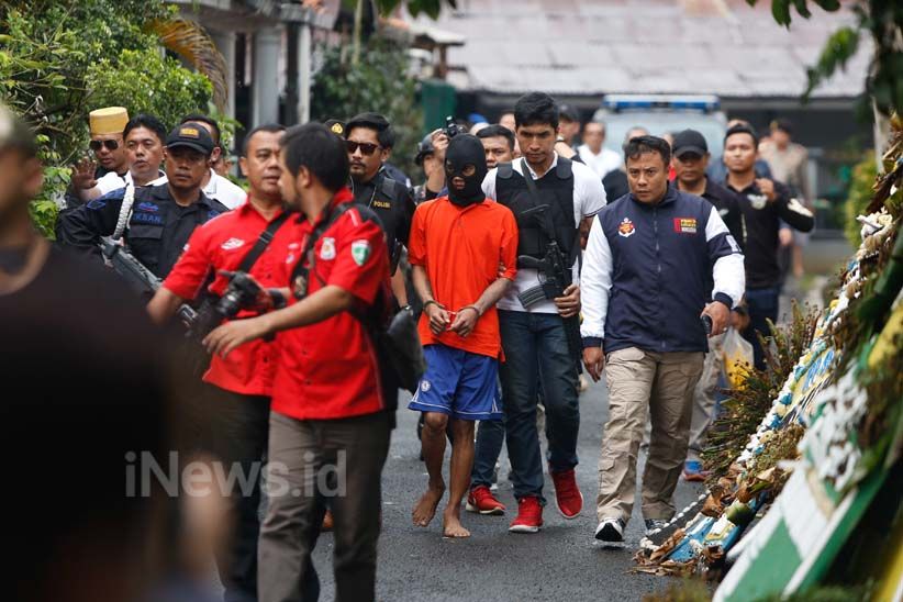 Polisi Jaga Ketat Rekonstruksi Pembunuhan Purnawirawan TNI AL di Pondok Labu - Bagian 2