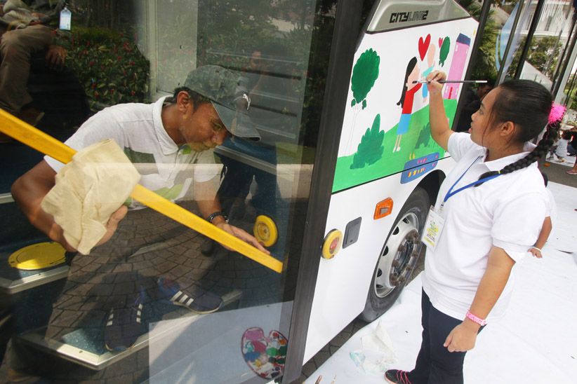Sambut Hari Kartini, Anak Berkebutuhan Khusus Melukis di Badan Bus TransJakarta - Bagian 2