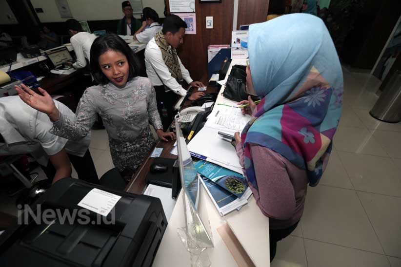 Peringati Hari Kartini, Petugas Medis Pakai Kebaya dan Bagikan Buku - Bagian 5