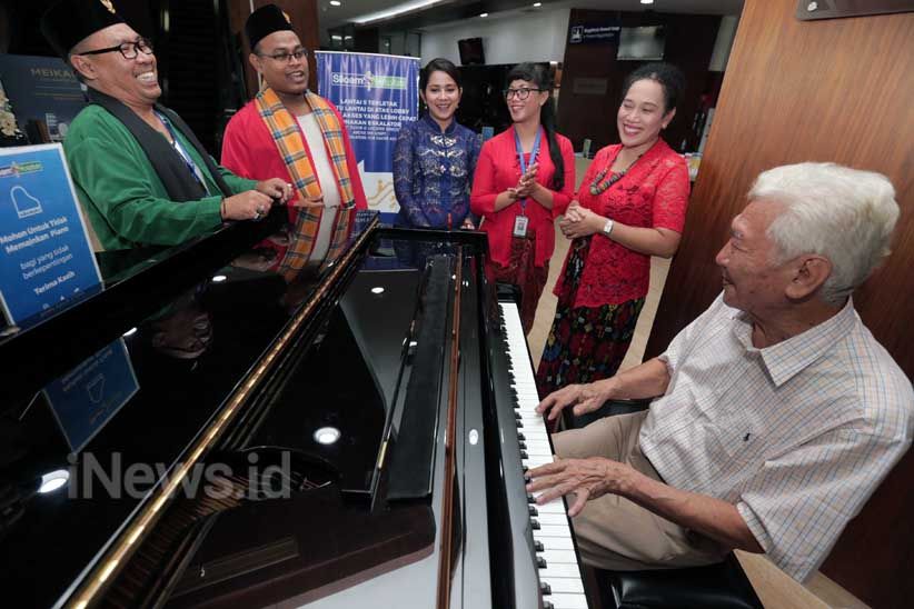 Peringati Hari Kartini, Petugas Medis Pakai Kebaya dan Bagikan Buku - Bagian 4