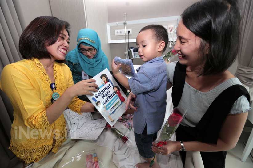 Peringati Hari Kartini, Petugas Medis Pakai Kebaya dan Bagikan Buku - Bagian 1