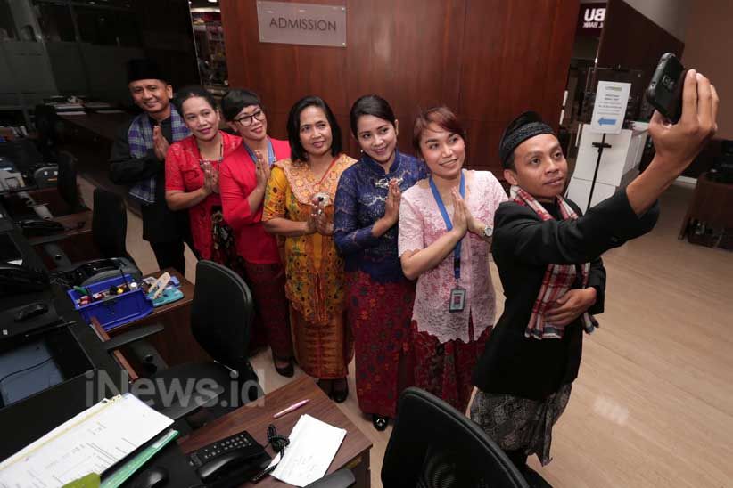 Peringati Hari Kartini, Petugas Medis Pakai Kebaya dan Bagikan Buku - Bagian 2