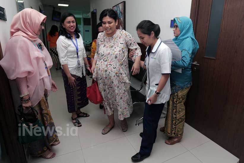 Peringati Hari Kartini, Petugas Medis Pakai Kebaya dan Bagikan Buku - Bagian 3