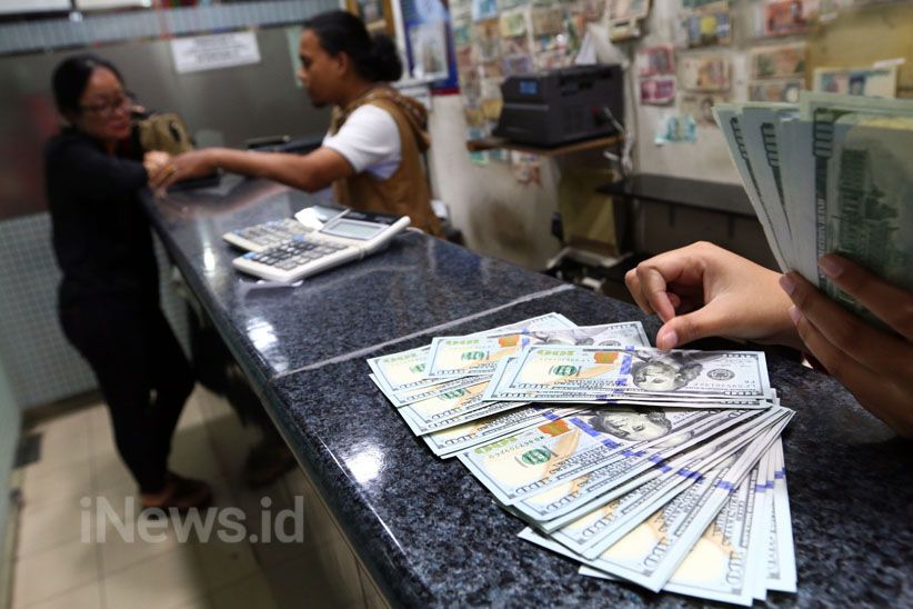 Terburuk Sejak 2016, Nilai Tukar Dolar terhadap Rupiah Nyaris 14.000 - Bagian 4