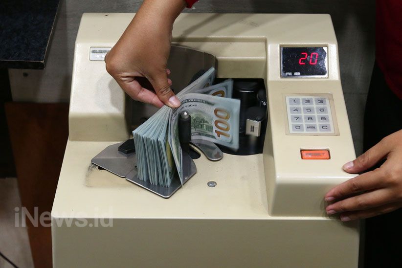 Terburuk Sejak 2016, Nilai Tukar Dolar terhadap Rupiah Nyaris 14.000 - Bagian 2
