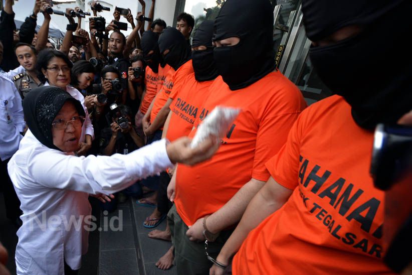 Sambil Marah-Marah, Risma Ceramahi Bandar 5 Juta Pil Koplo - Bagian 1