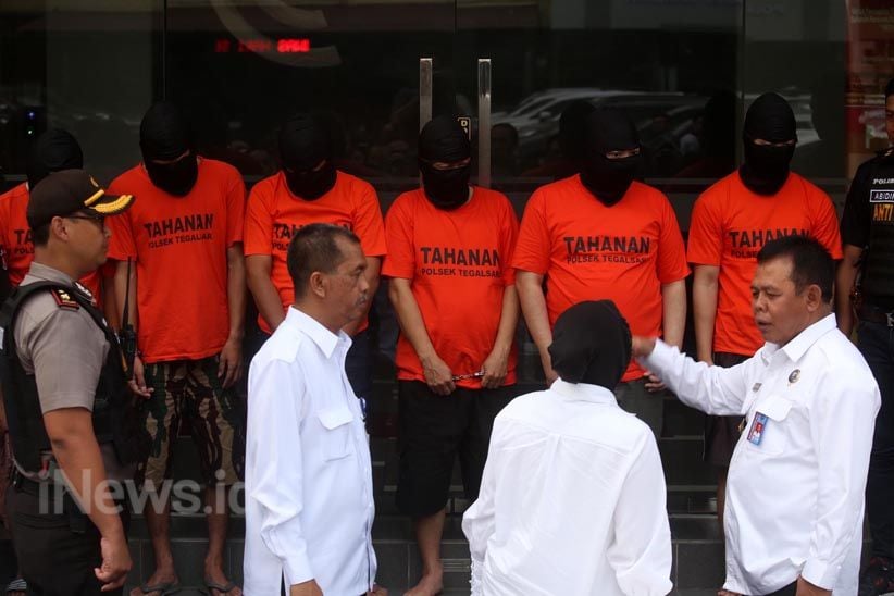 Sambil Marah-Marah, Risma Ceramahi Bandar 5 Juta Pil Koplo - Bagian 3