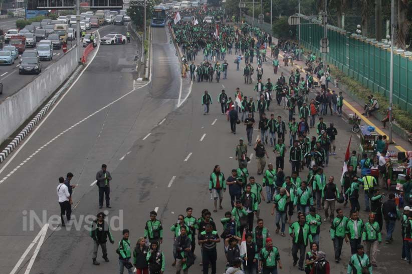 Ribuan Driver Ojek Online Tutup Jalan Gatot Soebroto - Bagian 4