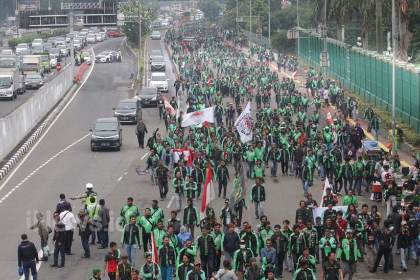 Ribuan Driver Ojek Online Tutup Jalan Gatot Soebroto - Bagian 3