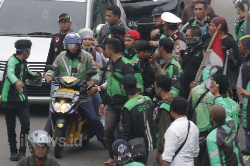 Ribuan Driver Ojek Online Tutup Jalan Gatot Soebroto - Bagian 5